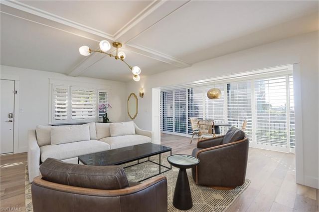 222 Harbour DR 105, Naples, FL 34103