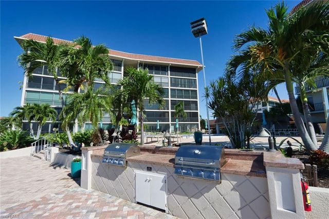 222 Harbour DR 105, Naples, FL 34103