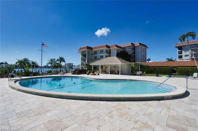 222 Harbour DR 105, Naples, FL 34103