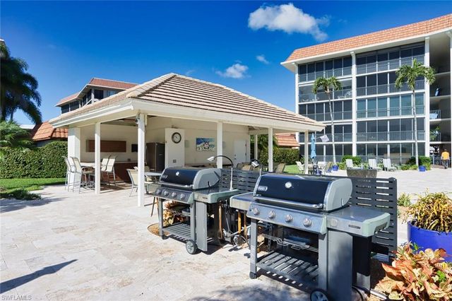 222 Harbour DR 105, Naples, FL 34103