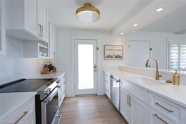 222 Harbour DR 105, Naples, FL 34103