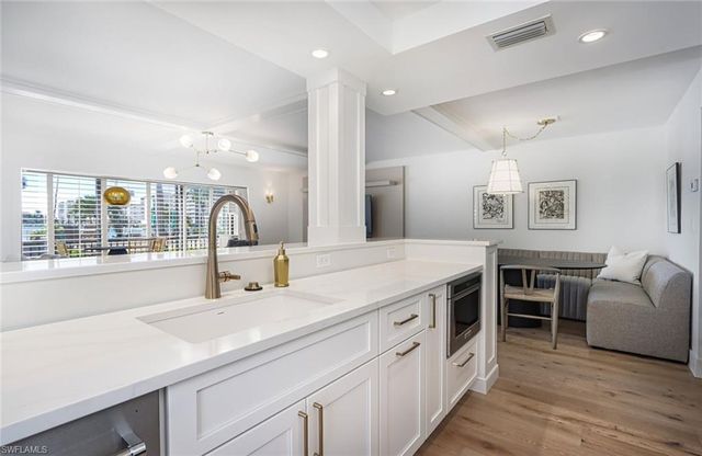 222 Harbour DR 105, Naples, FL 34103