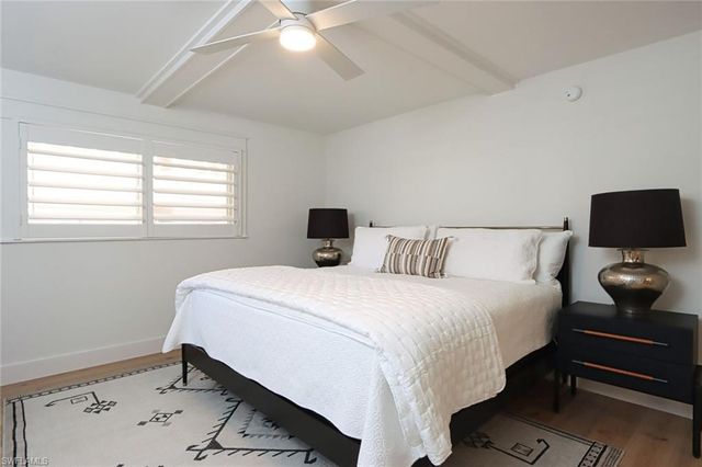 222 Harbour DR 105, Naples, FL 34103