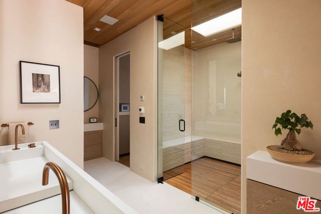 330 N Arden Boulevard, Los Angeles, CA 90004