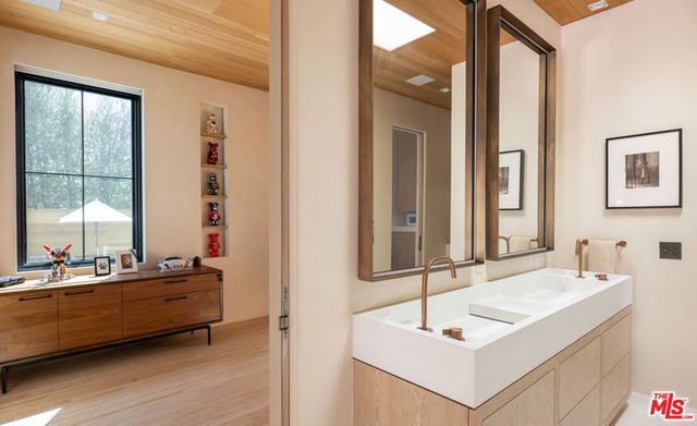 330 N Arden Boulevard, Los Angeles, CA 90004