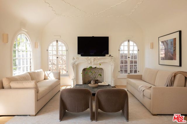 330 N Arden Boulevard, Los Angeles, CA 90004