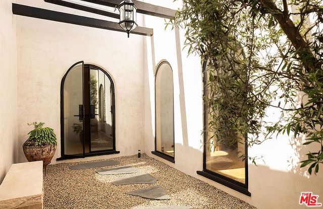 330 N Arden Boulevard, Los Angeles, CA 90004