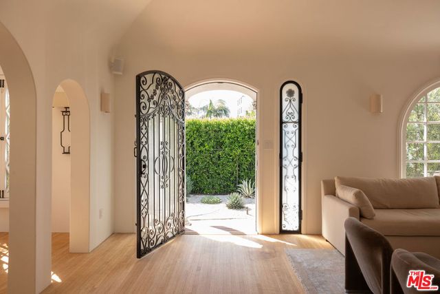 330 N Arden Boulevard, Los Angeles, CA 90004