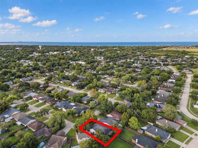 4926 Dollar Reef Drive, Bacliff, TX 77518