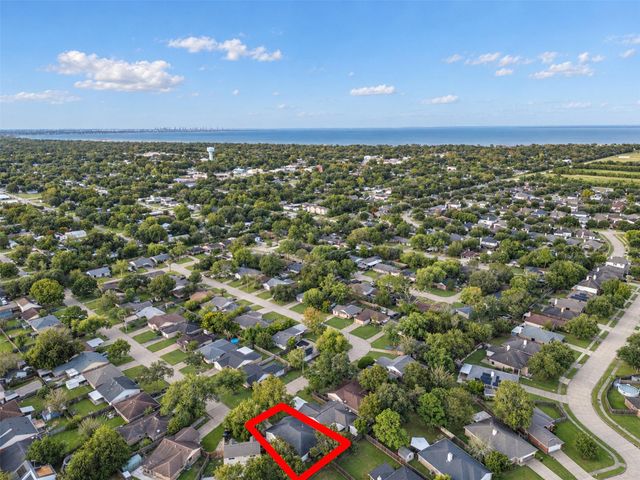 4926 Dollar Reef Drive, Bacliff, TX 77518
