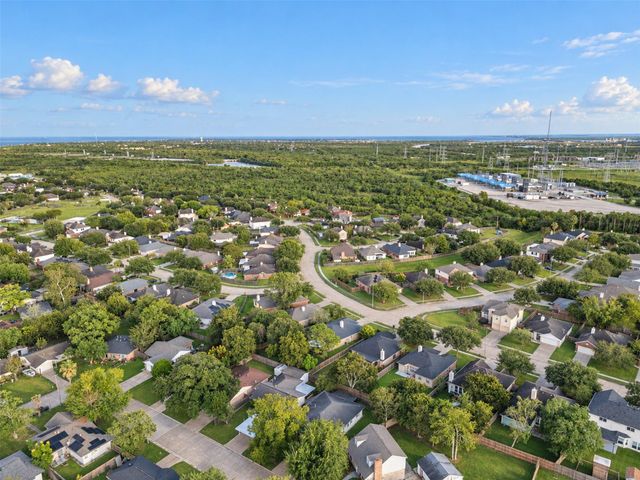 4926 Dollar Reef Drive, Bacliff, TX 77518