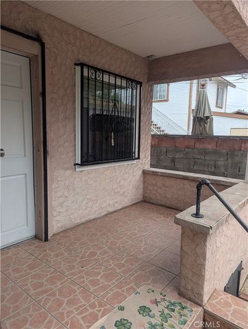 1447 W 37th Place W, Los Angeles, CA 90018