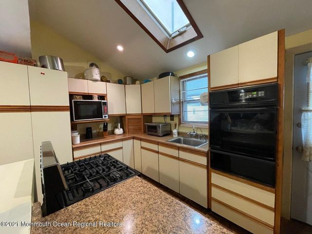 39 Lincoln Court, Keansburg, NJ 07734