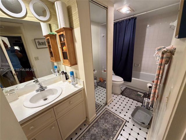 964 Springdale Circle, Palm Springs, FL 33461