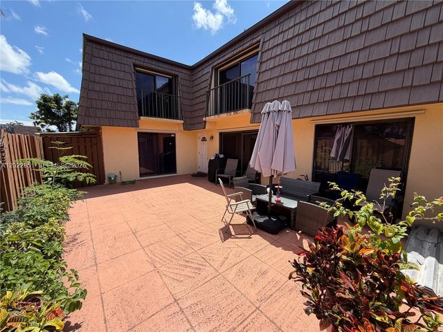 964 Springdale Circle, Palm Springs, FL 33461