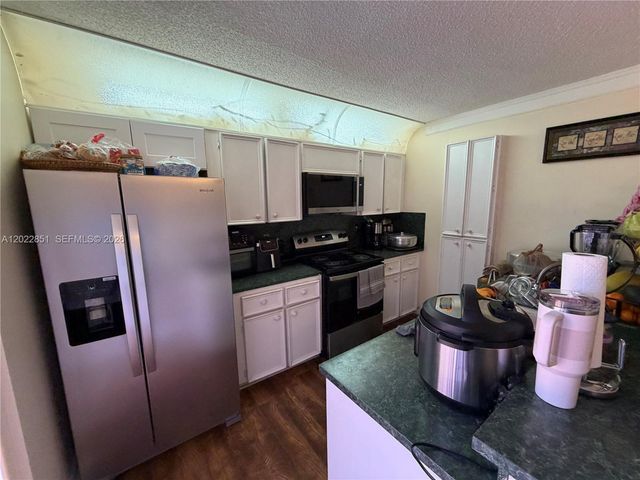 964 Springdale Circle, Palm Springs, FL 33461