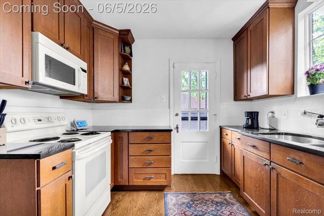 18674 Gainsborough Road, Detroit, MI 48223