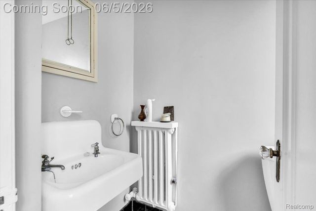 18674 Gainsborough Road, Detroit, MI 48223