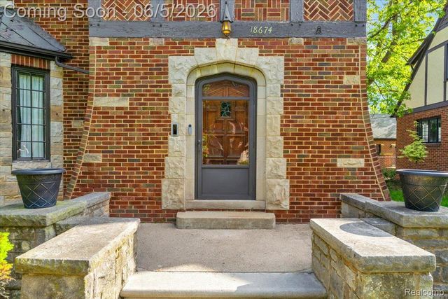 18674 Gainsborough Road, Detroit, MI 48223