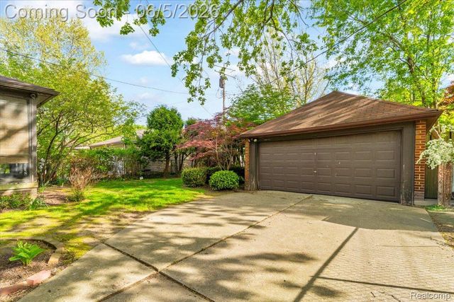 18674 Gainsborough Road, Detroit, MI 48223