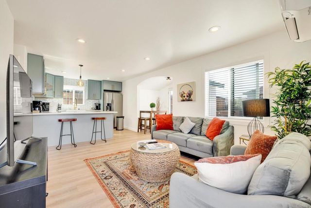 376 378 Acacia Drive, Carlsbad, CA 92008