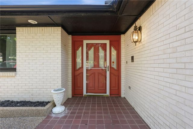 4 Fairway Place, Holiday Island, AR 72631