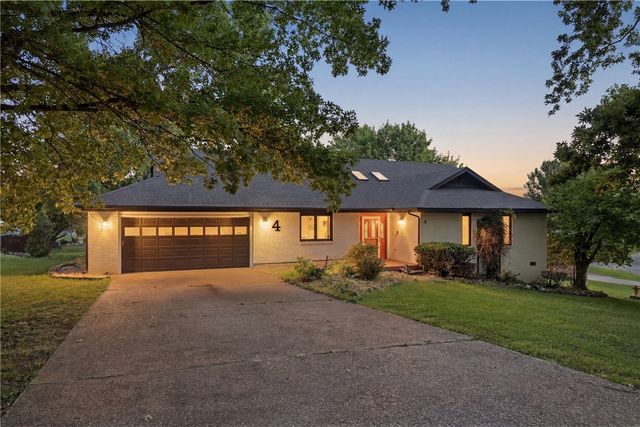 4 Fairway Place, Holiday Island, AR 72631