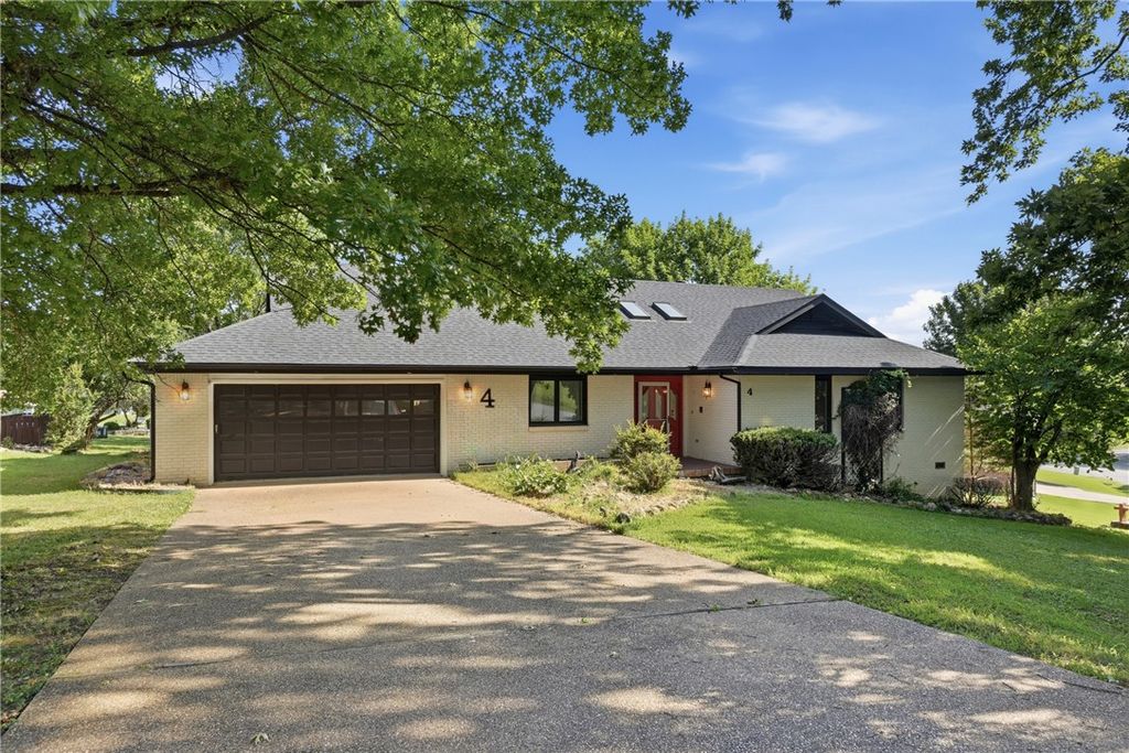 4 Fairway Place, Holiday Island, AR 72631