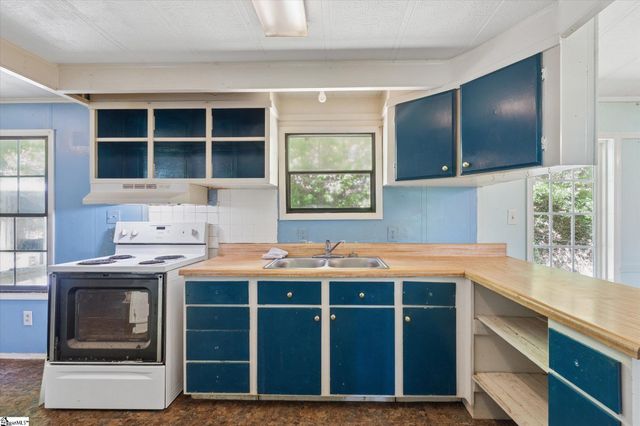 599 S Glassy Mountain Road, Pickens, SC 29671