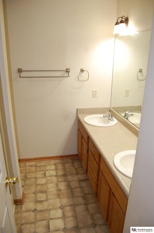 8815 Venice Lane, Lincoln, NE 68526