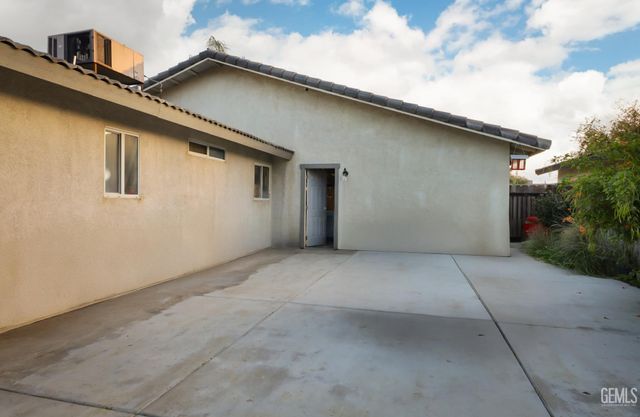 262 Flores Way, Shafter, CA 93263