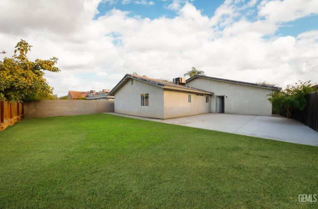 262 Flores Way, Shafter, CA 93263