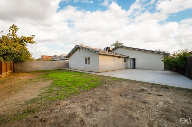 262 Flores Way, Shafter, CA 93263