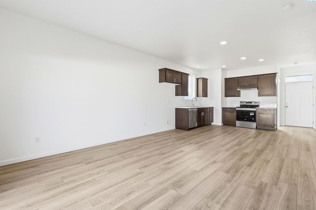 501 Amberly Ave, Grandview, WA 98930