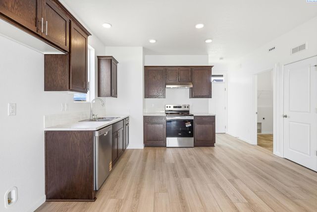 501 Amberly Ave, Grandview, WA 98930