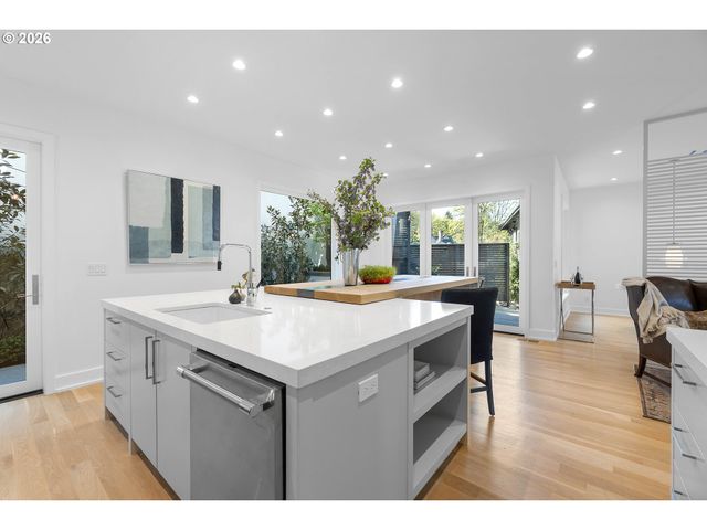 2870 Nw WESTOVER Rd, Portland, OR 97210