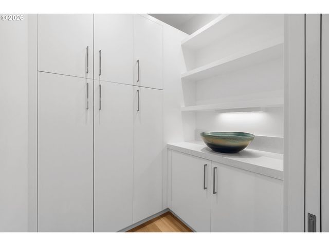 2870 Nw WESTOVER Rd, Portland, OR 97210