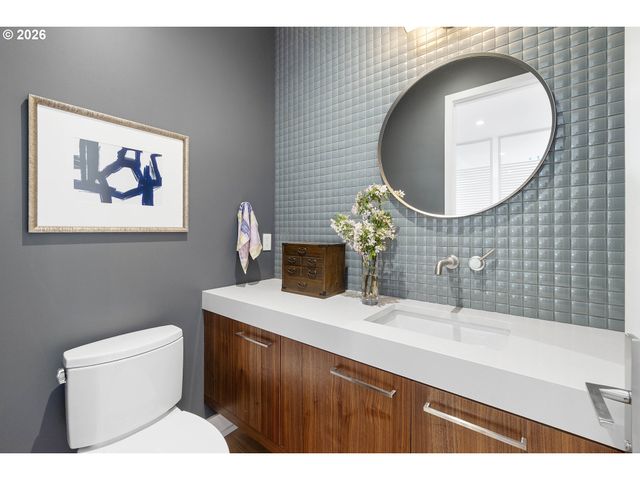 2870 Nw WESTOVER Rd, Portland, OR 97210