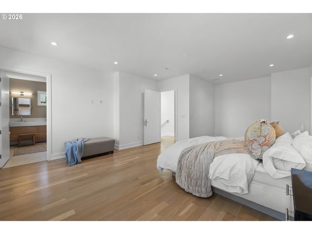 2870 Nw WESTOVER Rd, Portland, OR 97210