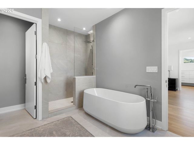 2870 Nw WESTOVER Rd, Portland, OR 97210