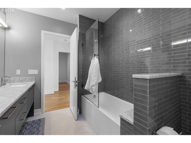 2870 Nw WESTOVER Rd, Portland, OR 97210