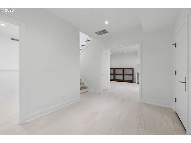 2870 Nw WESTOVER Rd, Portland, OR 97210