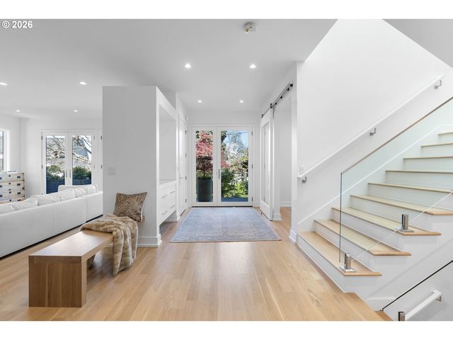 2870 Nw WESTOVER Rd, Portland, OR 97210