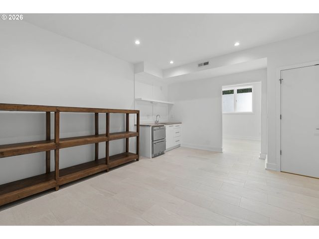 2870 Nw WESTOVER Rd, Portland, OR 97210