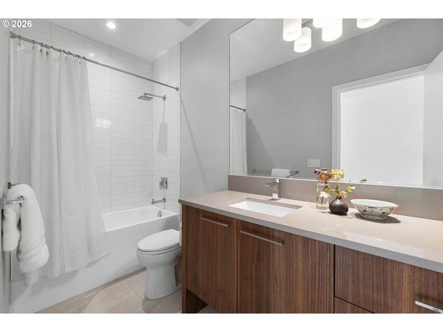 2870 Nw WESTOVER Rd, Portland, OR 97210