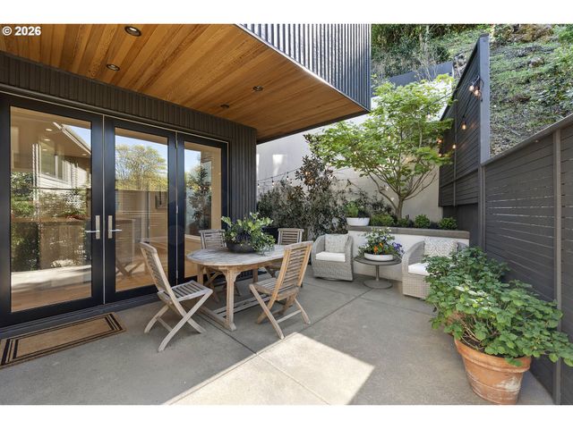 2870 Nw WESTOVER Rd, Portland, OR 97210