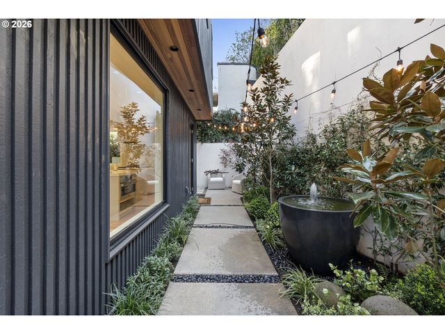 2870 Nw WESTOVER Rd, Portland, OR 97210