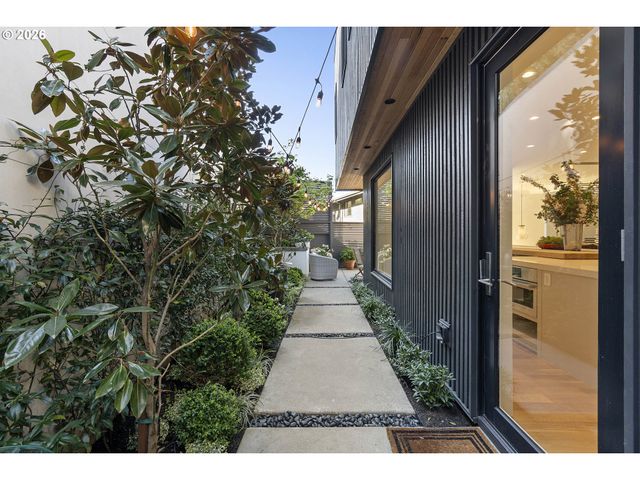 2870 Nw WESTOVER Rd, Portland, OR 97210