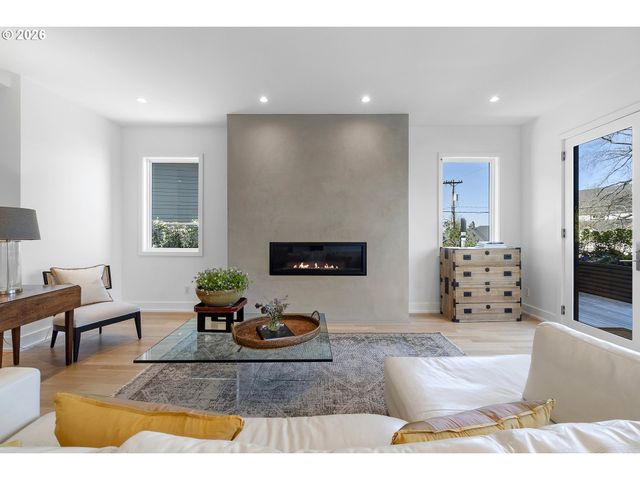 2870 Nw WESTOVER Rd, Portland, OR 97210