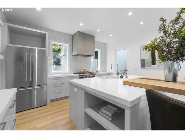 2870 Nw WESTOVER Rd, Portland, OR 97210